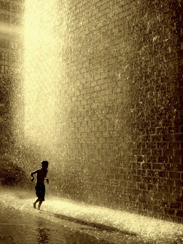 雨中奔走的小孩图片