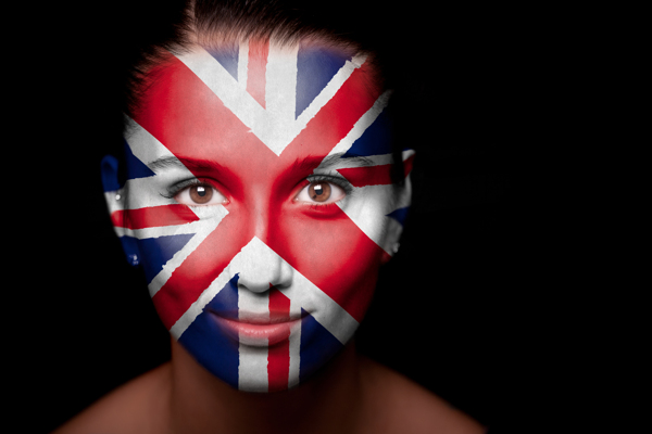 一张画了英国国旗彩绘的女人图片