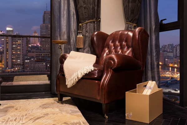 现代时尚轻奢客厅红色皮质沙发室内装修图
