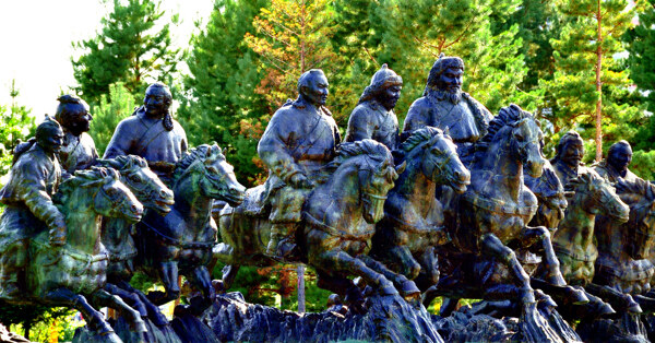 成吉思汗铁骑战队雕塑图片