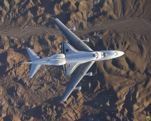 波音747搭载航天飞机返航图片