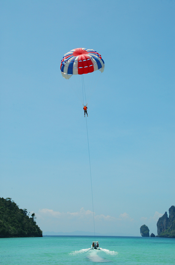 海上降落伞运动图片