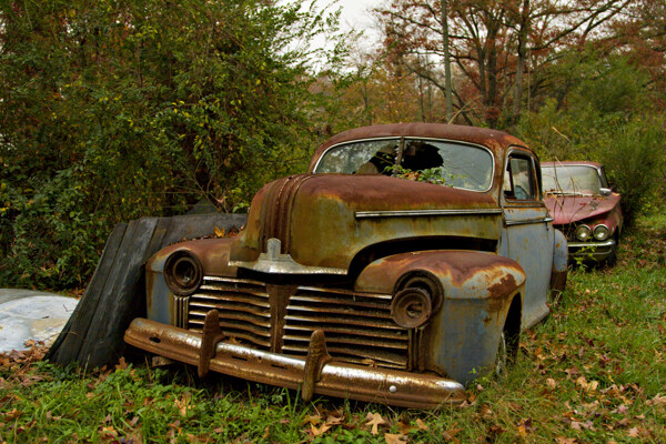 草地上的旧汽车图片