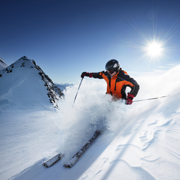 高山上滑雪的人物图片