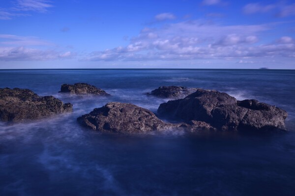 傍晚海边礁石风景图片