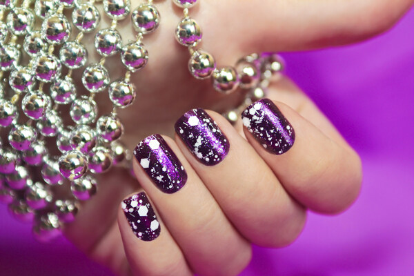 紫色指甲摄影图片