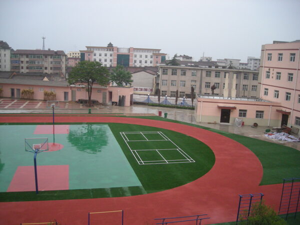 雨天的运动场图片