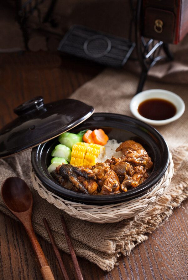 鸡肉煲仔饭