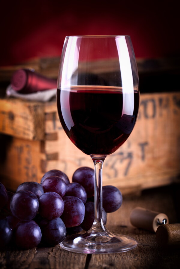 高脚杯里红葡萄酒图片