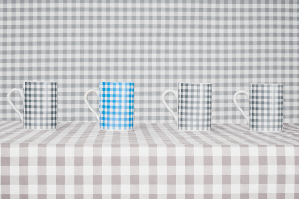 3个黑白方格和一个蓝白方格的杯子图片