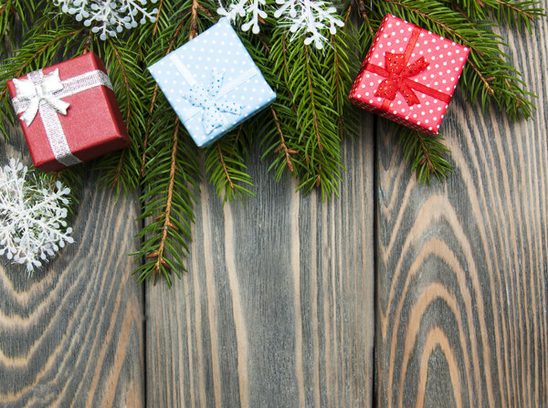 木板上的圣诞树与礼物盒图片