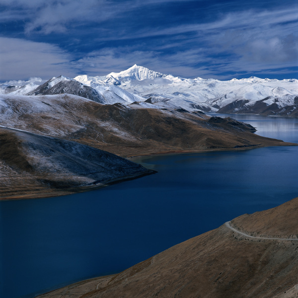 雪山河流景观图片