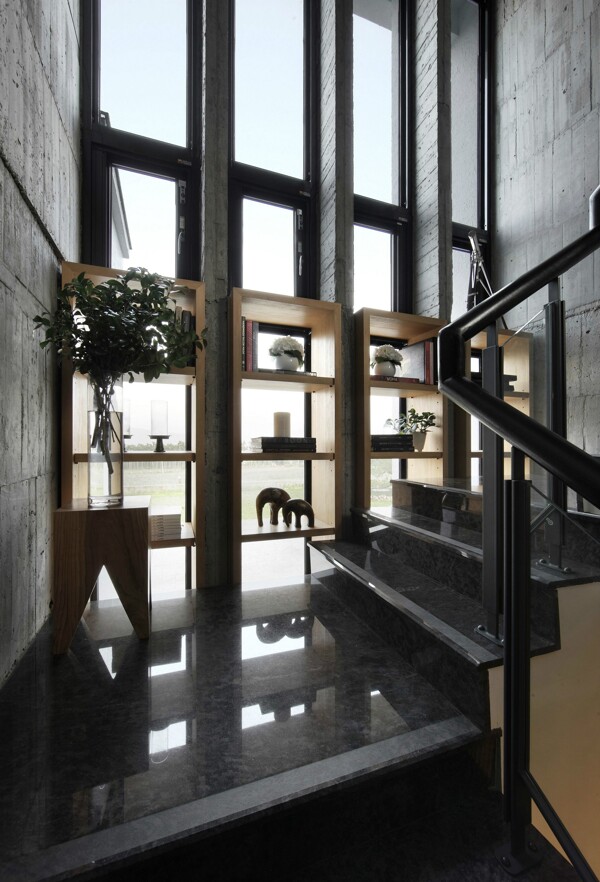 现代别墅楼梯间展示柜效果图