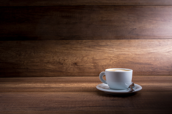 木板上的一杯咖啡图片