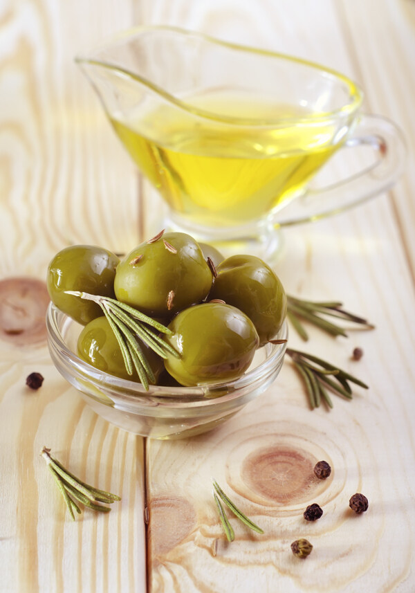 桌子上的橄榄果和橄榄油