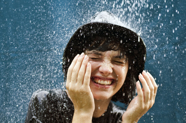 在雨中欢笑的女孩图片