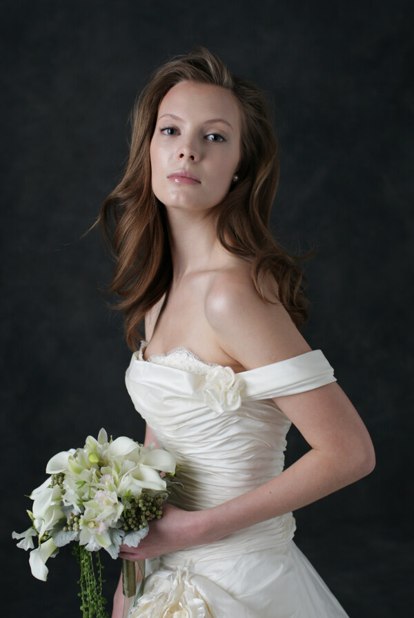 古典而时尚的婚纱捧鲜花的美丽新娘图片