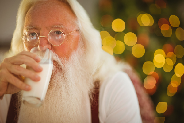 喝牛奶的圣诞老人图片