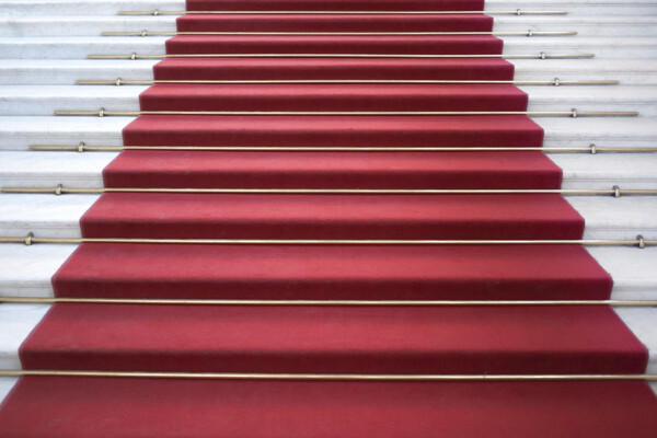 楼梯上铺着的红地毯