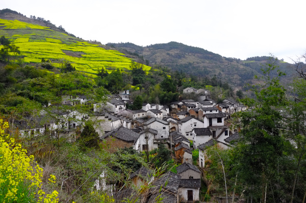 美丽的山间山村风景图片