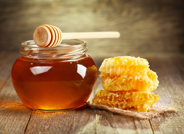 黄色瓶装蜂蜜与蜂巢蜜图片