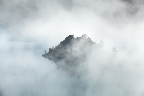 云雾缭绕的山意境