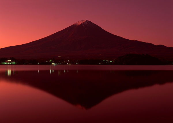 血色富士山图片