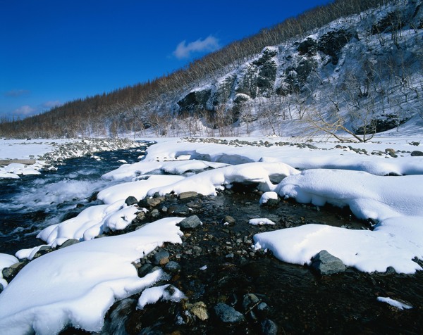 山下小溪雪景图片