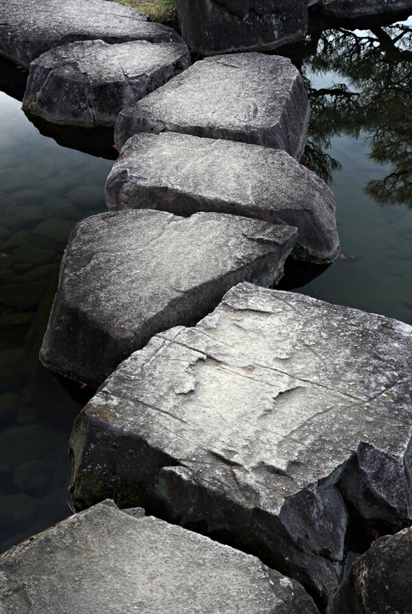 水面上的石头路图片