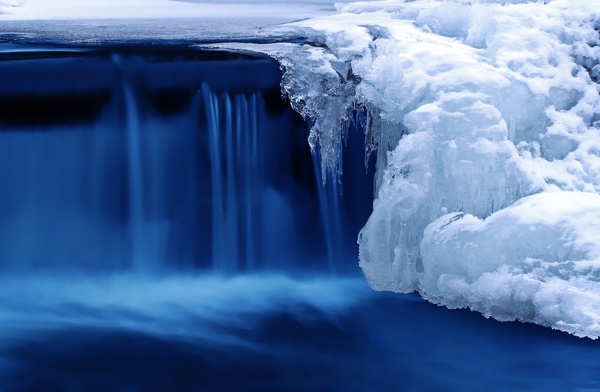 冰层融化的背景图片