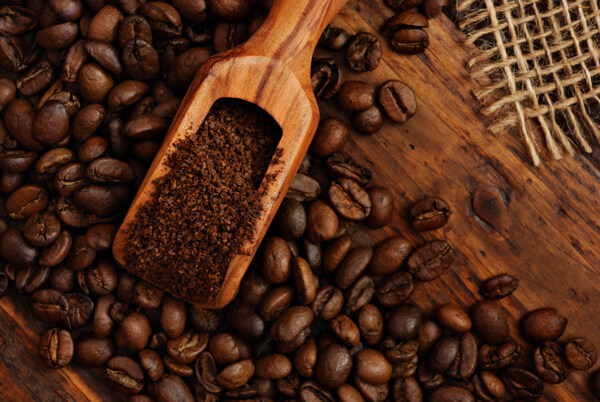 咖啡豆与咖啡末图片