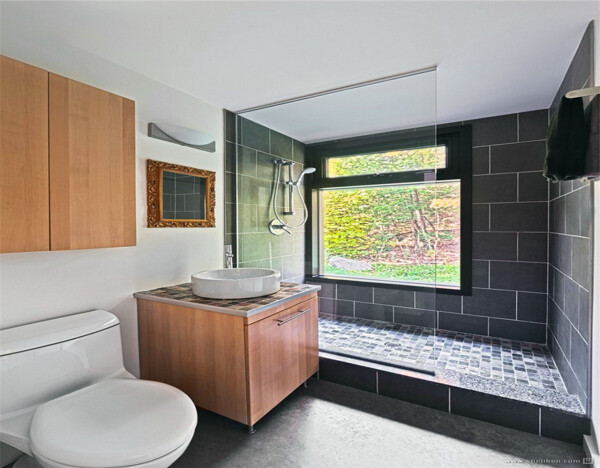 现代风格洗手间黑色墙面设计家装效果图