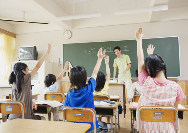 课堂上举手的学生特写图片图片