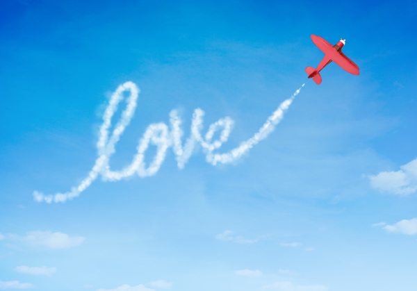 情人节天空飞机喷出love字母图片