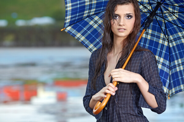 打雨伞的美女模特图片