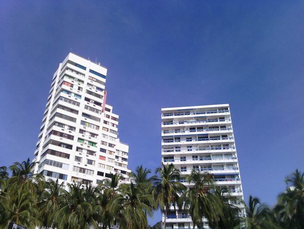 白色高楼大厦风景图片