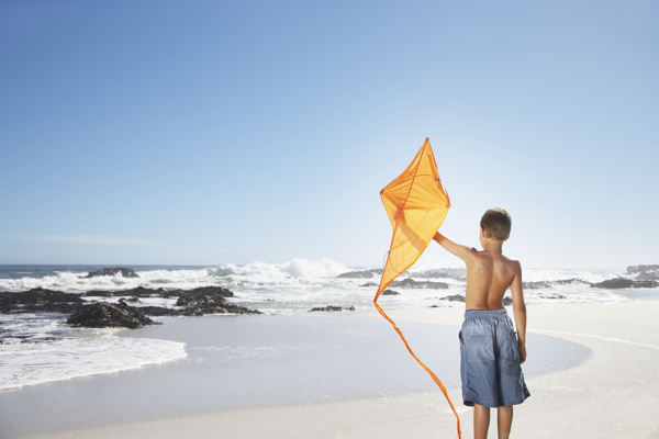 在海边放风筝的小男孩图片