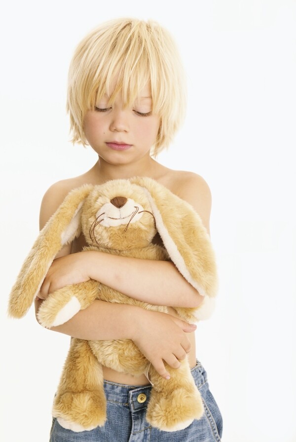 抱着玩具兔子的小帅哥图片