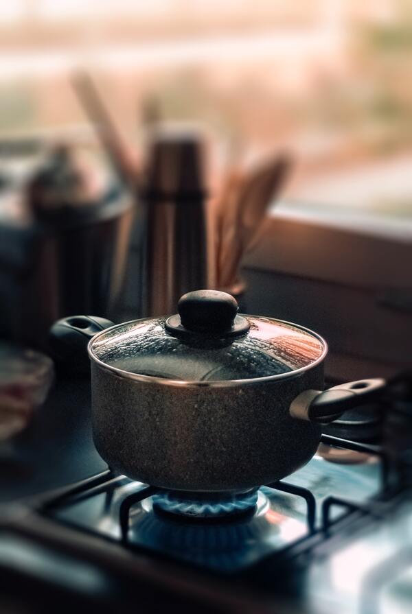 炉灶上的锅