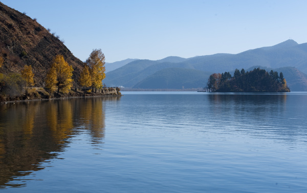 秋天湖泊风景图片