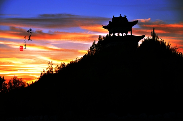 夕阳下山顶亭子风景图片