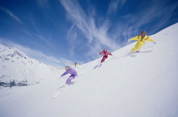 雪地里滑雪运动图片