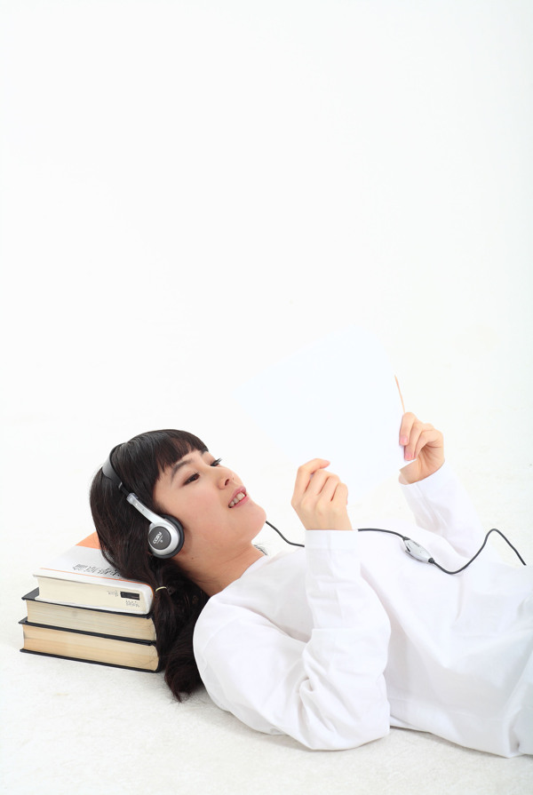 躺着看书学习的韩国美女图片