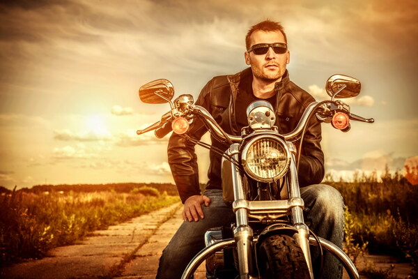 骑摩托车帅哥图片