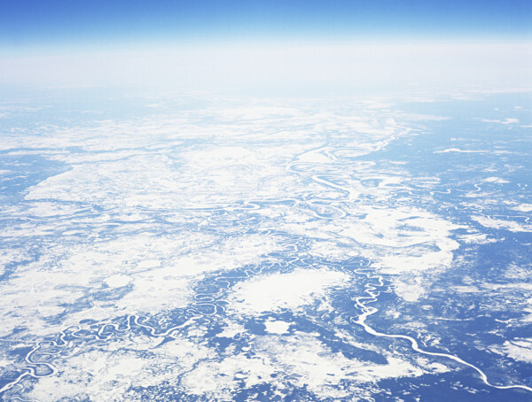 天空下冰川河流鸟瞰图片