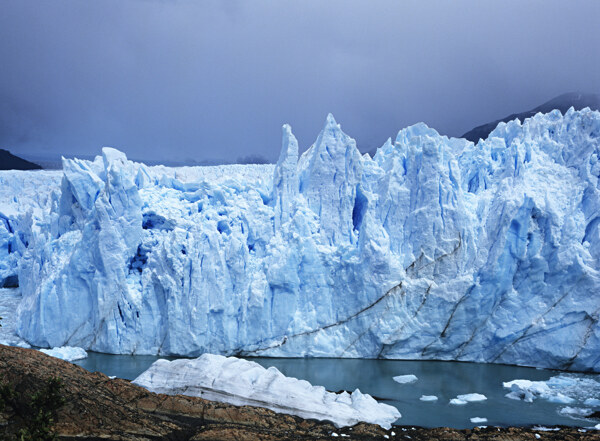 水面上的冰川美景图片