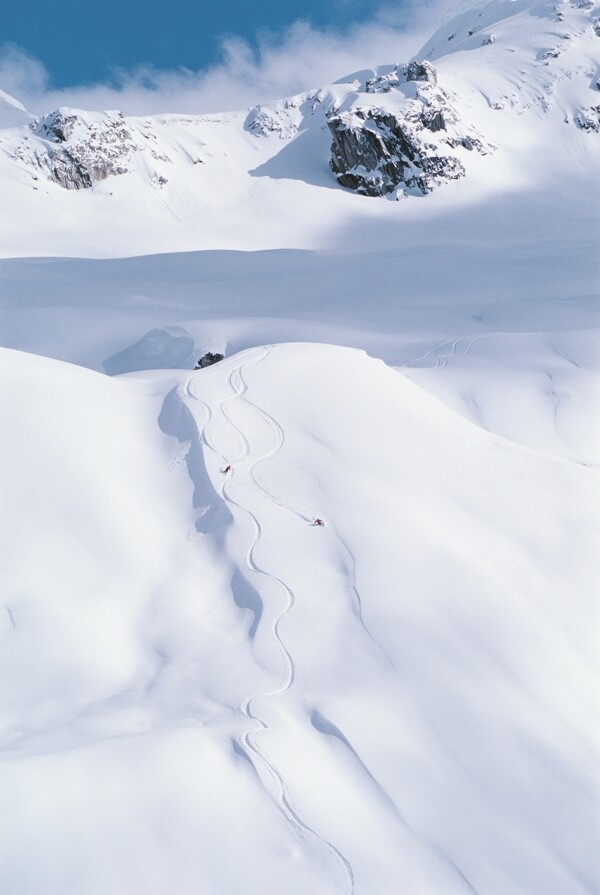 高山划雪远景摄影图片
