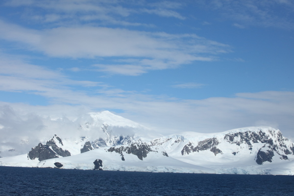 南极天空下的冰雪海洋