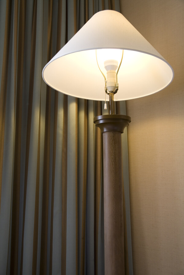 酒店里的立柱罩灯图片