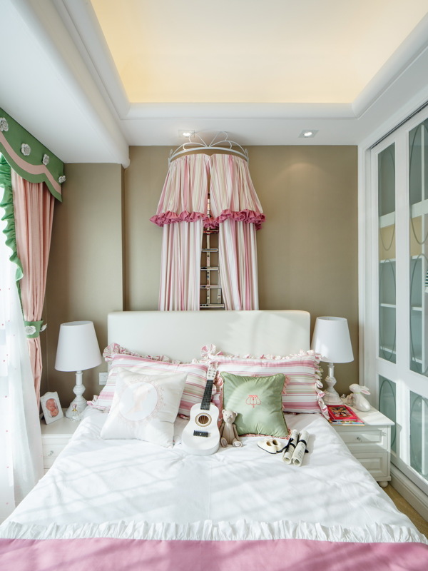 现代卧室粉色床罩室内装修效果图